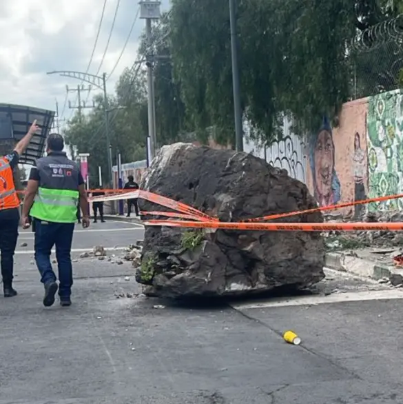 Cae roca gigante desde el Cerro del Tepeyac y lesiona a adulto mayor; está grave