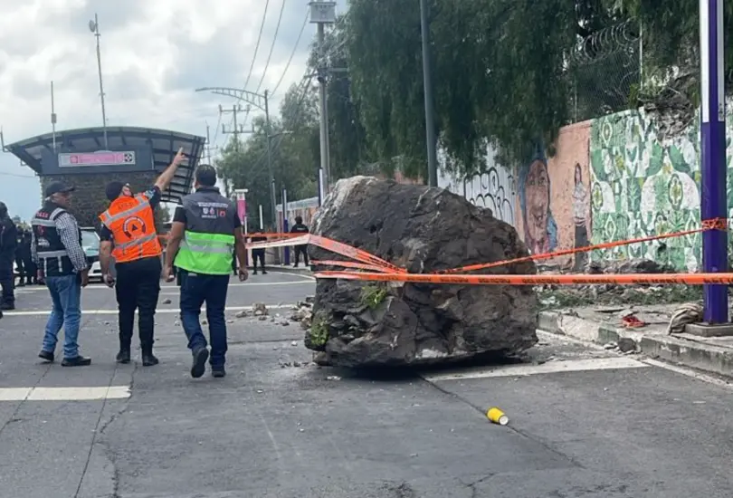 Una roca de aproximadamente 2.5 metros de diámetro se desprendió de un talud del Cerro del Tepeyac. Una roca de aproximadamente 2.5 metros de diámetro se desprendió de un talud del Cerro del Tepeyac.