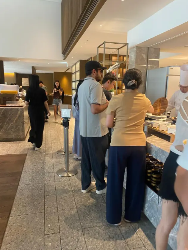 Fue captado en el buffet del costoso hotel Okura de Tokio. X.