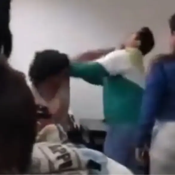"¡Vuélvete a burlar de mí!": Alumno golpea a maestro en aula; alumnos ya habían denunciado bullying del docente