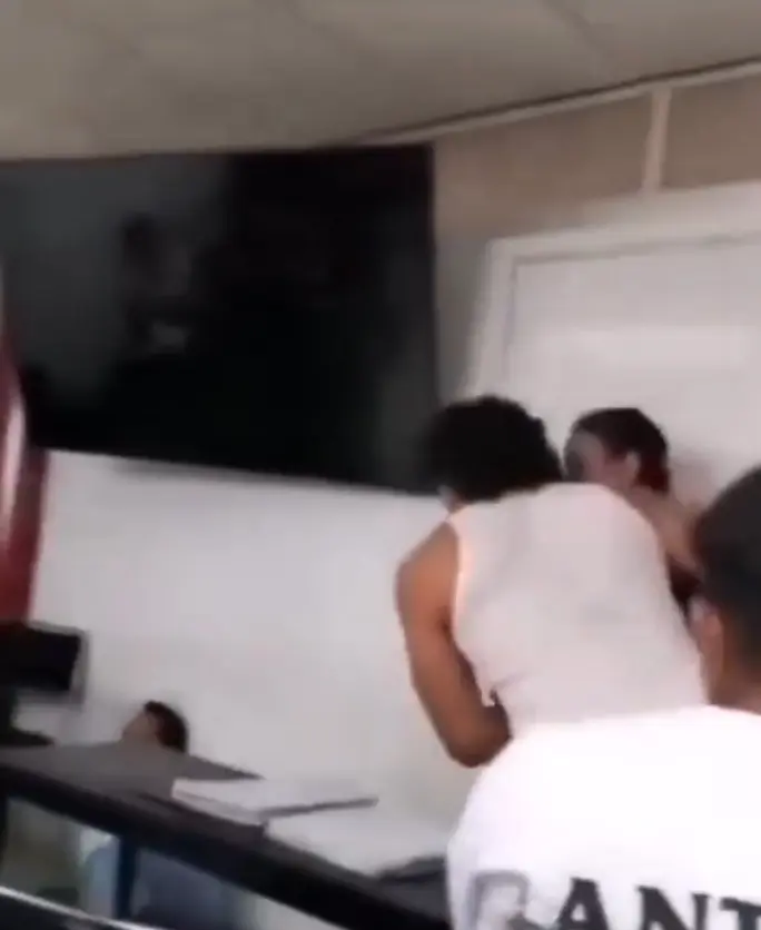Un alumna intervino y detuvo el enfrentamiento. Captura de pantalla.