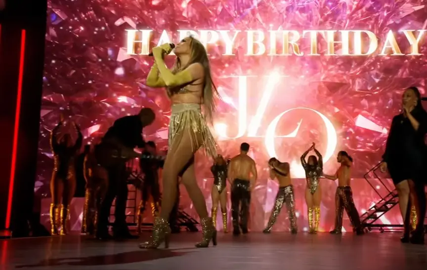 JLo sufre accidente con su falda YouTube