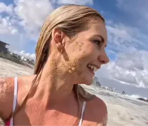"Está salada": Influencer nada feliz entre heces fecales creyendo que es la espuma del mar