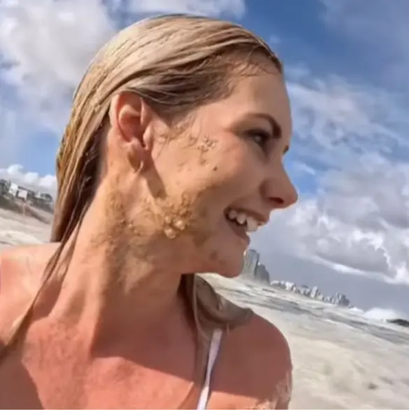 "Está salada": Influencer nada feliz entre heces fecales creyendo que es la espuma del mar