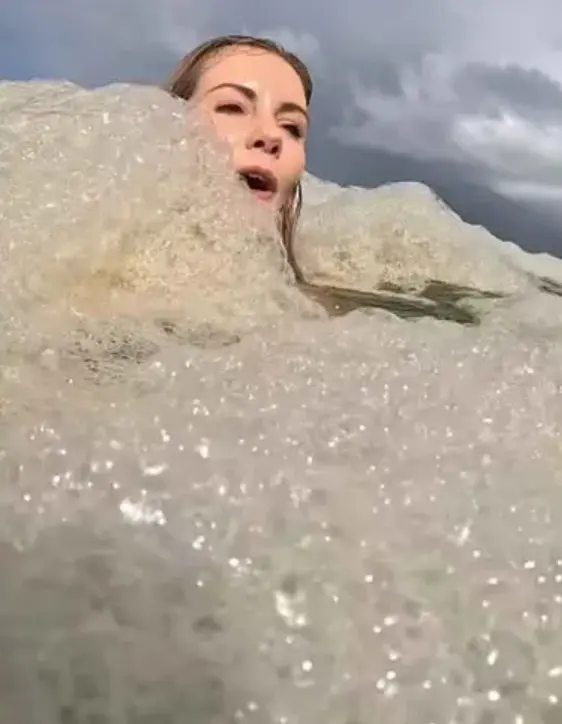La influencer incluso bebió algunos tragos de pequeñas cantidades de agua. Captura de pantalla.