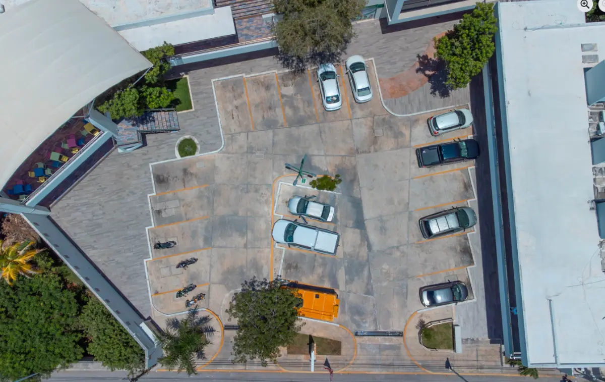 Imágenes de la Plaza Colosio. Locales comerciales se ofrecen en renta a pesar de que el mercado tendría un fin de apoyo a artesanos de la región. Especial