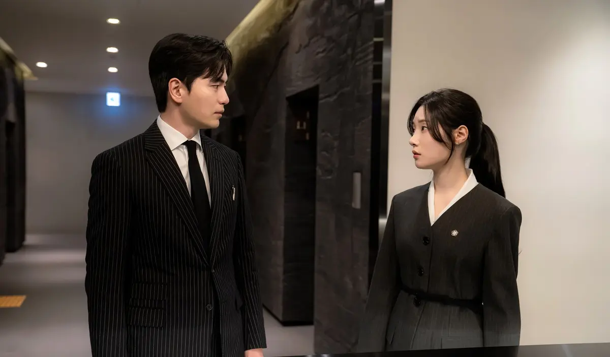 El sinuoso camino del derecho (2 de agosto). Un joven y novato abogado con un fuerte sentido de la justicia se une a una firma de abogados de primer nivel, bajo la tutela de un mentor frío y exigente.<br>