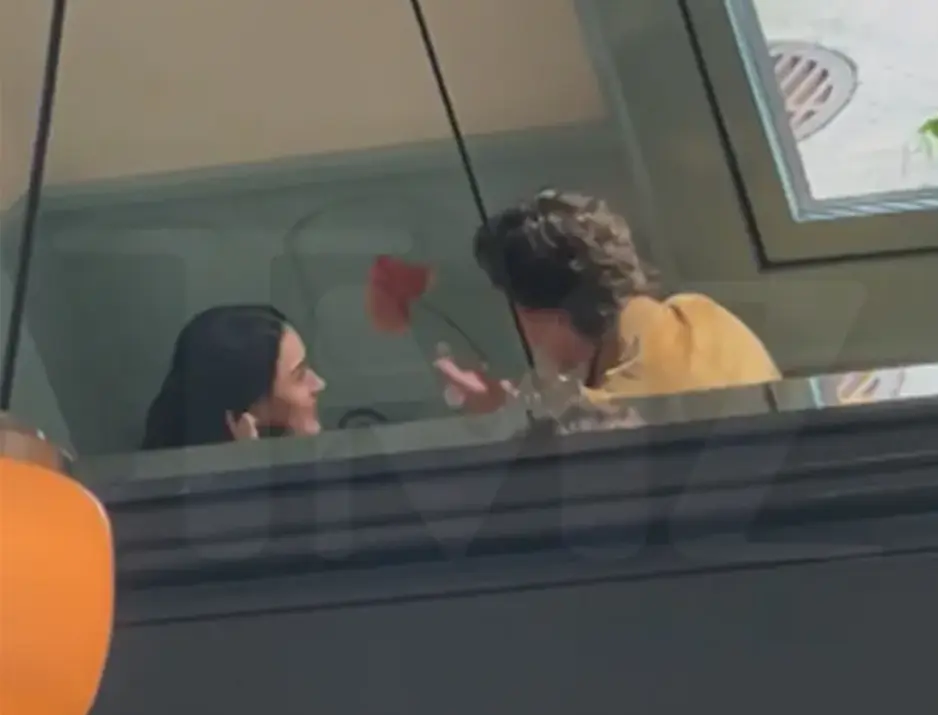 Se les observó en una actitud muy íntima. TMZ.