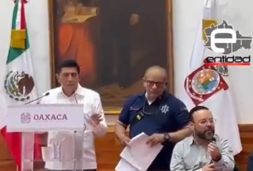 La tierra comenzó a moverse y el gobernador detuvo su intervención para pedir calma y proceder con la evacuación. La tierra comenzó a moverse y el gobernador detuvo su intervención para pedir calma y proceder con la evacuación.