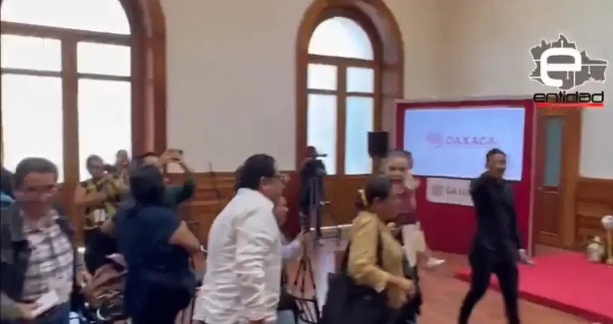Todos los asistentes de la conferencia fueron evacuados. Captura de pantalla.