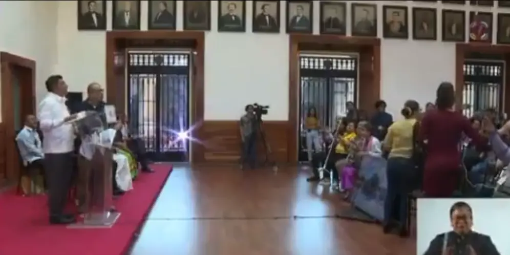 Salomón Jara estaba en plena conferencia cuando comenzó a temblar. Captura de pantalla.