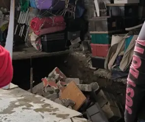 Aparece socavón en vivienda de CDMX; desalojan a familia
