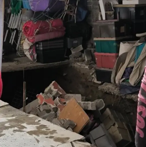 Aparece socavón en vivienda de CDMX; desalojan a familia