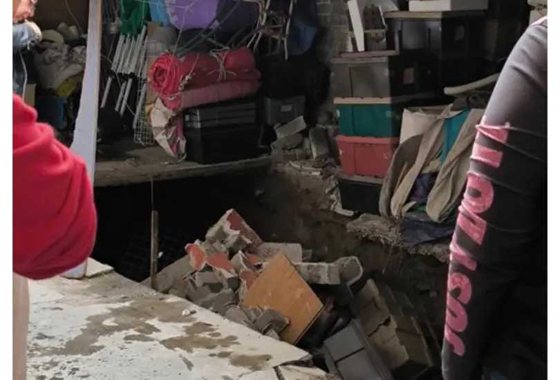 Aparece socavón en vivienda de CDMX; desalojan a familia Aparece socavón en vivienda de CDMX; desalojan a familia