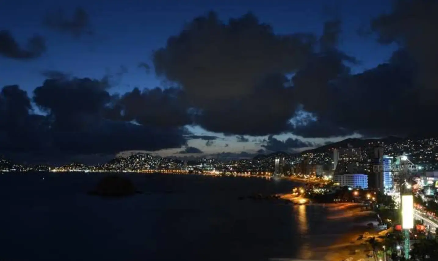 Acapulco se mantuvo en calma tras la alerta de tsunami. X: @webcamsdemexico.