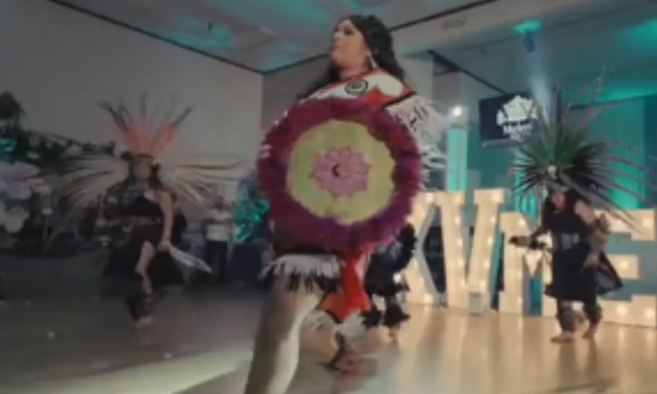 Acompañada por danzantes vestidos de manera similar, y al ritmo de tambores ceremoniales, 