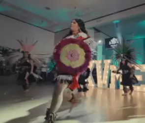 "Orgullosa de ser azteca": Quinceañera deja de lado el clásico vals y sorprende con danza prehispánica 