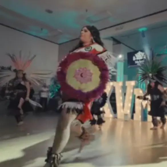 "Orgullosa de ser azteca": Quinceañera deja de lado el clásico vals y sorprende con danza prehispánica 