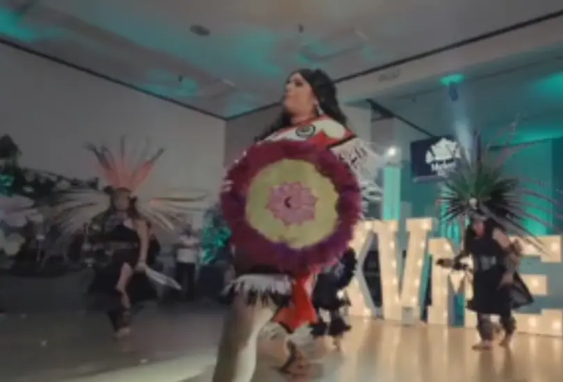 Acompañada por danzantes vestidos de manera similar, y al ritmo de tambores ceremoniales, Acompañada por danzantes vestidos de manera similar, y al ritmo de tambores ceremoniales,
