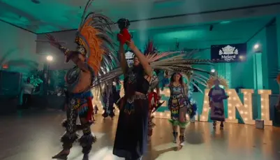 Vestida con un atuendo prehispánico, la festejada hizo su entrada liderando una coreografía inspirada en rituales mexicas. Captura de pantalla.