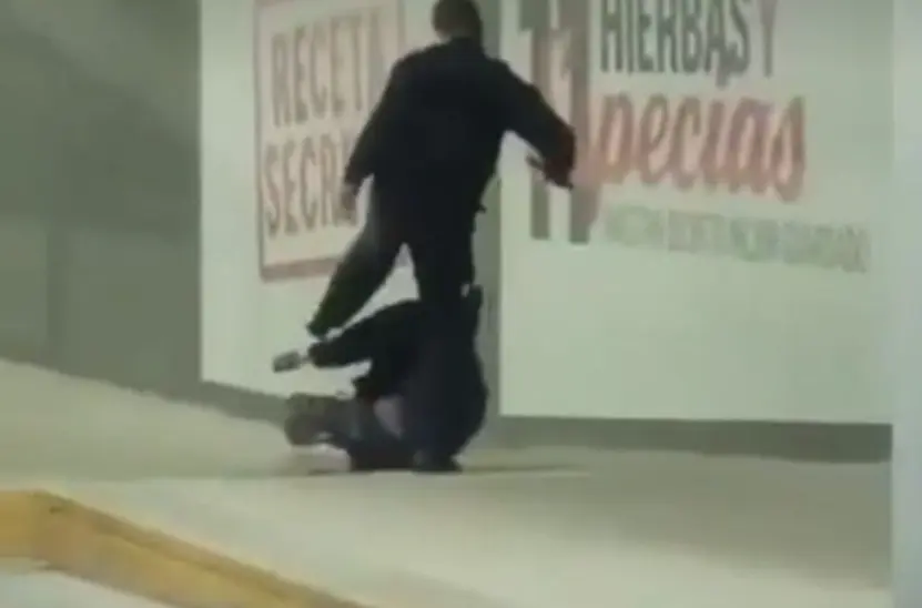 La golpiza del policía al hombre en situación de calle causó gran indignación. Captura de pantalla