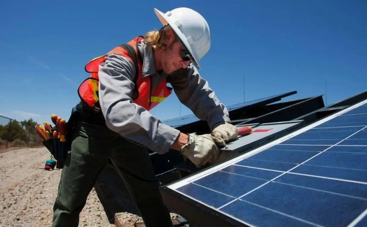 Colocar un panel solar te ayuda a tener tu propia energía eléctrica mientras cuidas el medio ambiente. Especial