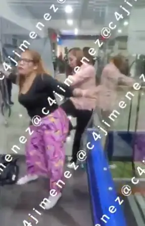 Empujó y pateó a varias personas. Captura de pantalla.