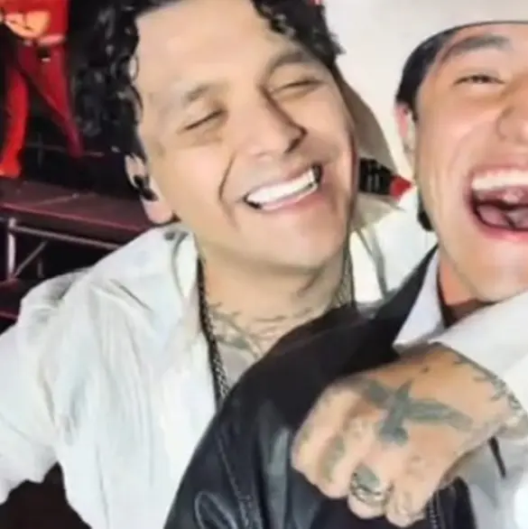 Christian Nodal sube a fan al escenario y lo besa en pleno concierto