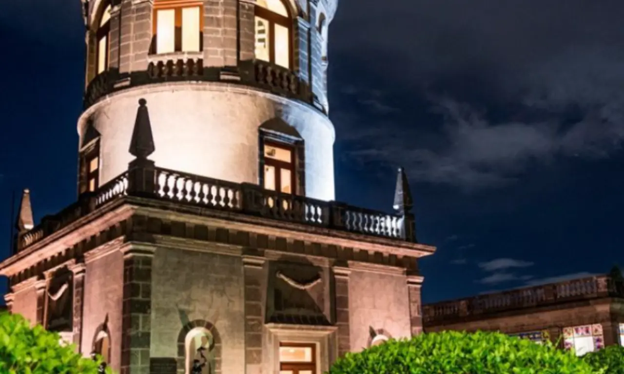  Presenciar una ópera en vivo es una experiencia especial, pero hacerlo un castillo cargado de historia, la convierte en una velada mágica. 