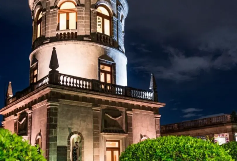 Presenciar una ópera en vivo es una experiencia especial, pero hacerlo un castillo cargado de historia, la convierte en una velada mágica. Presenciar una ópera en vivo es una experiencia especial, pero hacerlo un castillo cargado de historia, la convierte en una velada mágica.