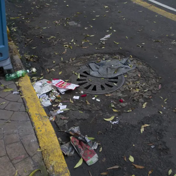 Detienen a 13 personas por tirar basura en las calles de Cuauhtémoc