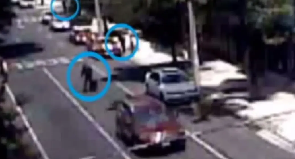 Los atacantes fueron captados por una cámara de seguridad. Captura de video