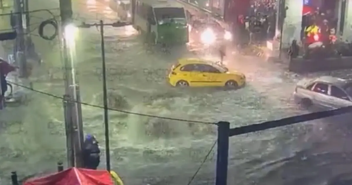  Lluvias inundan calles y paralizan vialidades en Iztapalapa. 