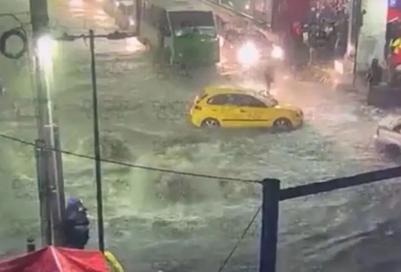 Lluvias inundan calles y paralizan vialidades en Iztapalapa.