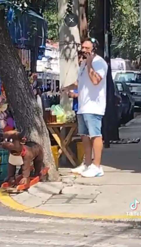 El sujeto llamó presuntamente a la policía para que desalojara al comerciante. Captura de pantalla.