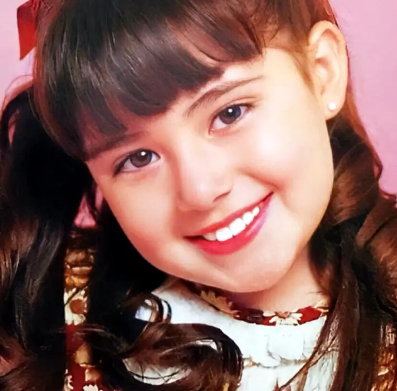 Comenzó su carrera en la televisión a temprana edad con un papel protagónico en la telenovela infantil 'Una luz en el camino'.