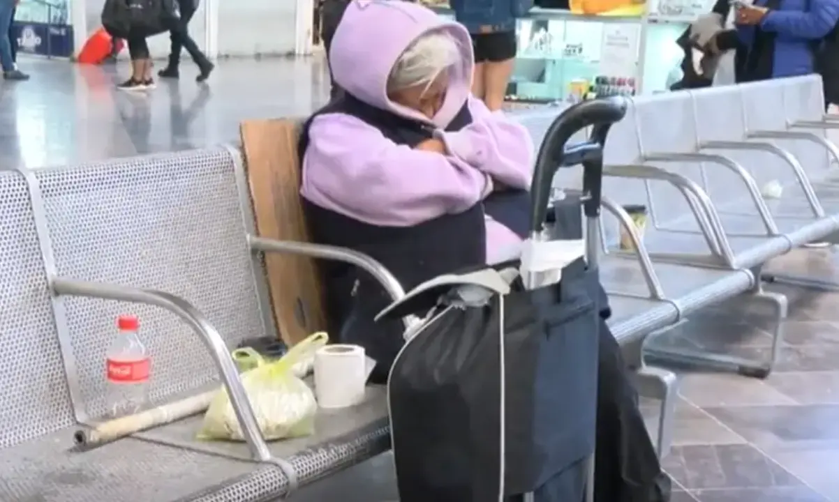 La anciana falleció sola en la banca donde esperó durante años a sus hijos. X.