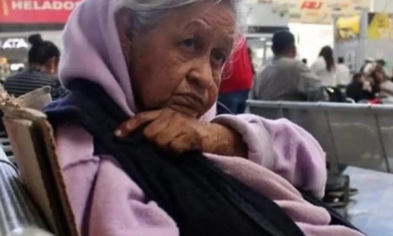  La mujer falleció por causas naturales, según confirmó la Cruz Roja, que acudió al llamado de los elementos de seguridad privada de la central. 