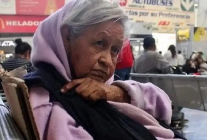 La mujer falleció por causas naturales, según confirmó la Cruz Roja, que acudió al llamado de los elementos de seguridad privada de la central. La mujer falleció por causas naturales, según confirmó la Cruz Roja, que acudió al llamado de los elementos de seguridad privada de la central.