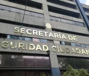 Exhiben a policías teniendo relaciones en baños de la Secretaría de Seguridad de CDMX