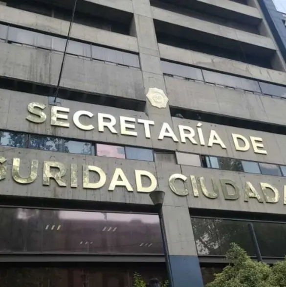 Exhiben a policías teniendo relaciones en baños de la Secretaría de Seguridad de CDMX