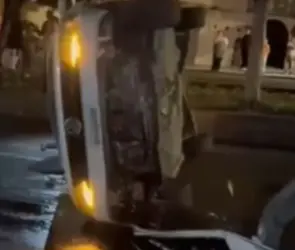 ¿A quién maté?: joven ebrio intenta huir tras volcar su auto en Calzada de los Arcos