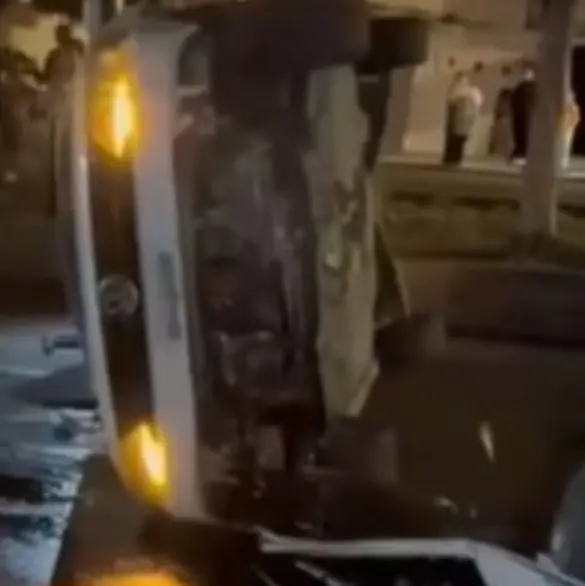¿A quién maté?: joven ebrio intenta huir tras volcar su auto en Calzada de los Arcos