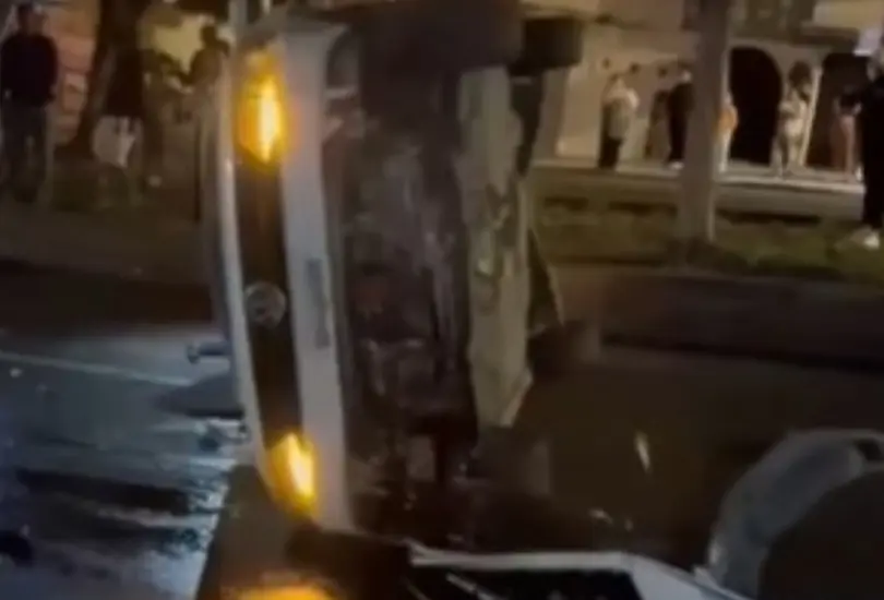 Joven ebrio intenta huir tras volcar su auto en Calzada de los Arcos Joven ebrio intenta huir tras volcar su auto en Calzada de los Arcos