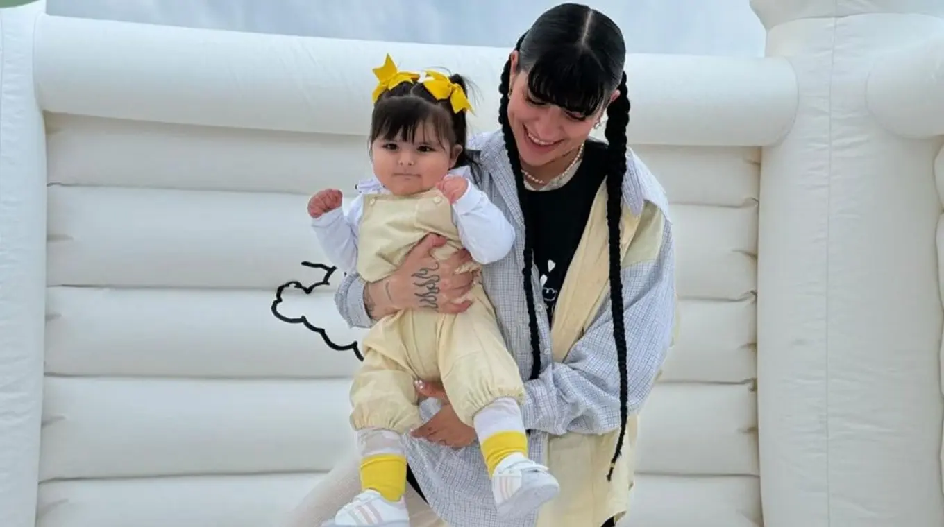  Cazzu con su hija Inti 