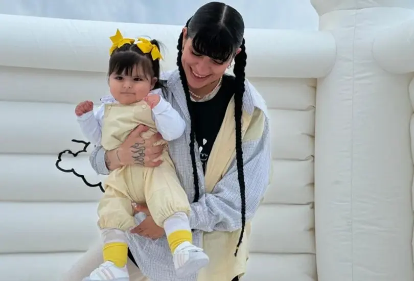 Cazzu con su hija Inti