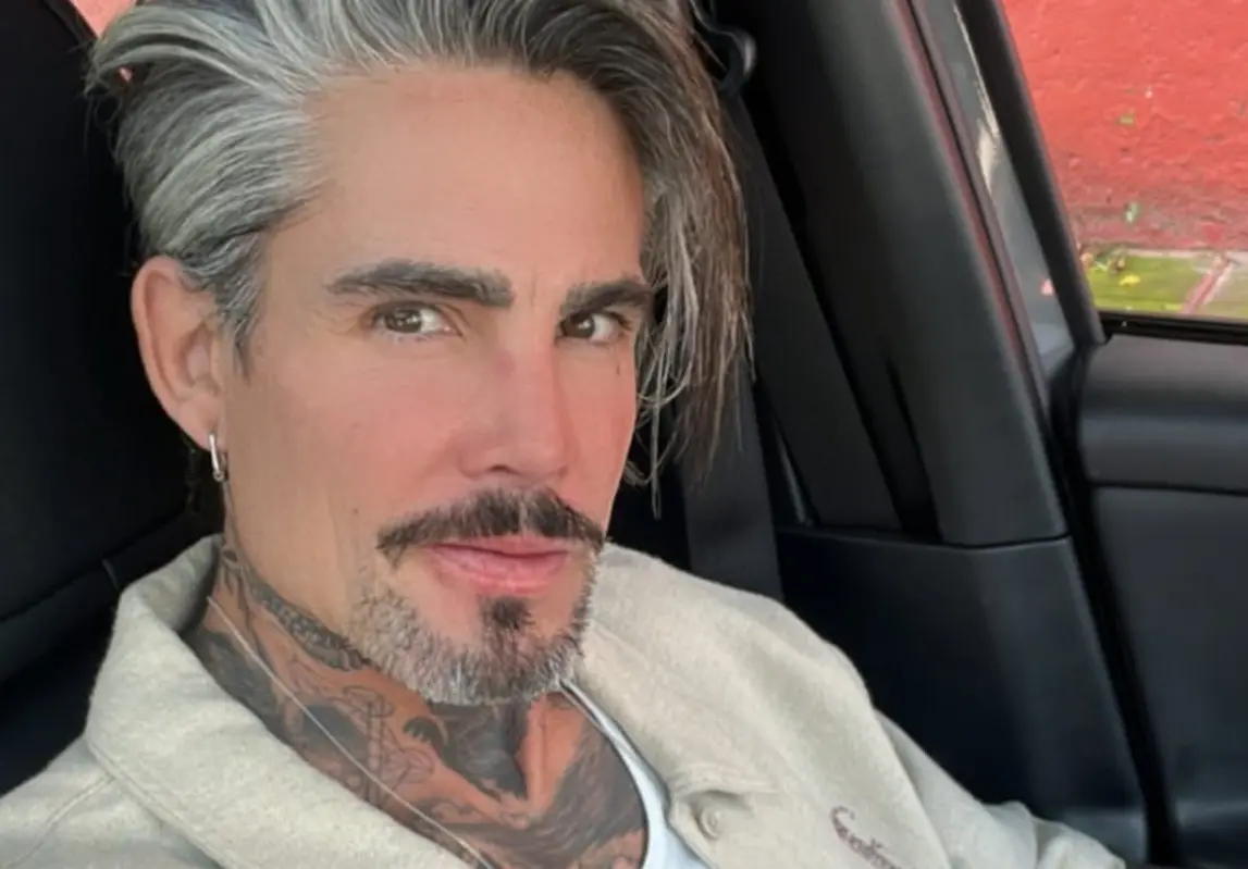 Ahora tiene 43 años y alcanzó gran popularidad como conductor del programa 'Enamorándonos', aunque ahora está dedicado a la música.