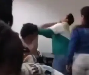 Expulsan a alumno que golpeó a profesor que lo hostigaba en clases