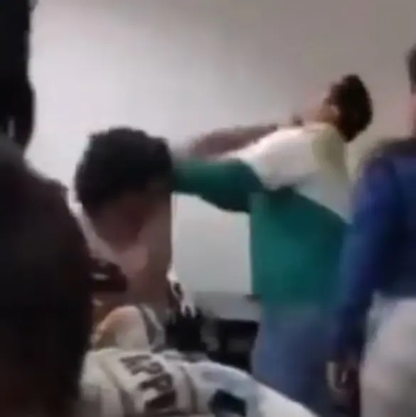 Expulsan a alumno que golpeó a profesor que lo hostigaba en clases