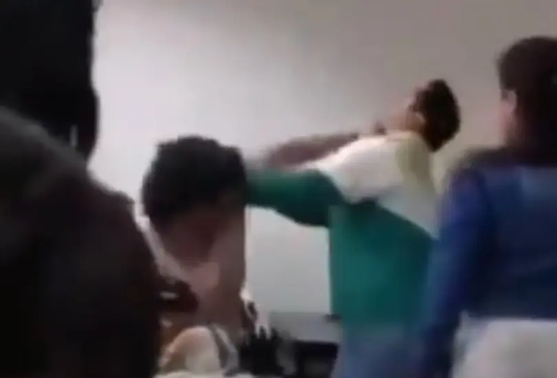El video se difundió ampliamente en redes sociales y generó un debate sobre la atención a denuncias de acoso dentro de instituciones educativas. El video se difundió ampliamente en redes sociales y generó un debate sobre la atención a denuncias de acoso dentro de instituciones educativas.